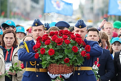 Память поколений. Участники \"Поезда Памяти\" возложили цветы к монументу Победы