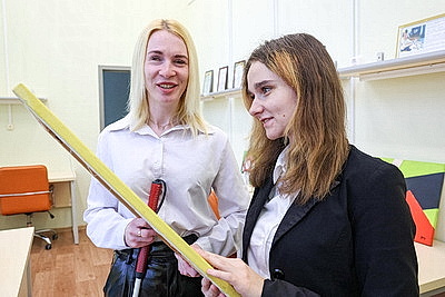 Познать душу через касание. Удивительная история незрячей художницы и ее тактильных картин