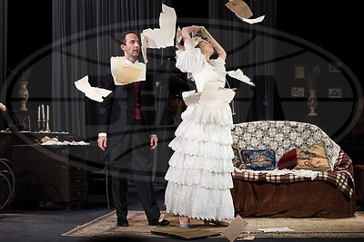 Спектакль \"Волки и овцы\" в рамках гастролей представили российские артисты на сцене молодежного театра