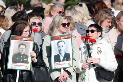 \"Беларусь помнит\": торжественная церемония возложения цветов проходит на площади Победы