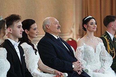 Вальс, кадриль и полонез. Дворец Независимости собрал участников красочного новогоднего бала