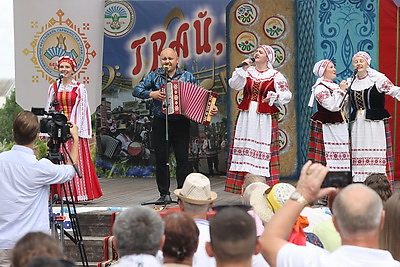 Региональный фестиваль \"Грай, гармонік!\" собрал в Ельске профессиональных музыкантов и любителей