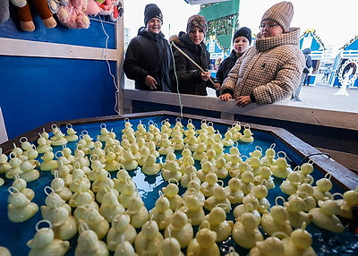 От ледового катка до подарков ручной работы. Чем удивляет рождественская ярмарка в Витебске