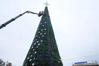 В столице украшают главную новогоднюю елку