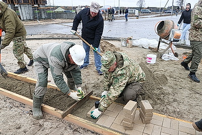 На братской могиле в Речицком районе трудится десант субботника