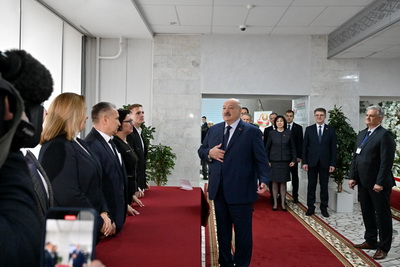 Лукашенко проголосовал на президентских выборах и провел пресс-конференцию для СМИ