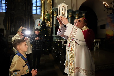 Символ мира, любви и религиозного единства. В Гродно прибыл Вифлеемский огонь