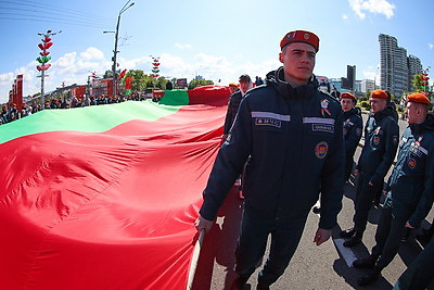 500 м длиной и 9 м шириной. В Минске пронесли самый большой флаг Беларуси
