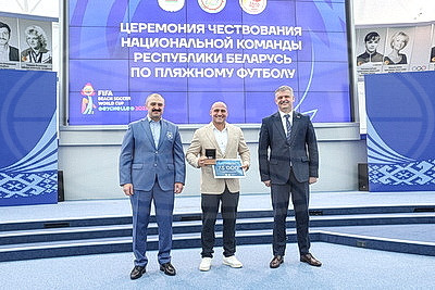 Серебряных призеров чемпионата мира по пляжному футболу чествовали в НОК Беларуси