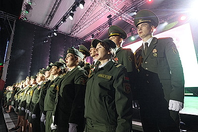 \"Радуемся за свою страну и гордимся\". В Гродно тысячи человек спели гимн вместе
