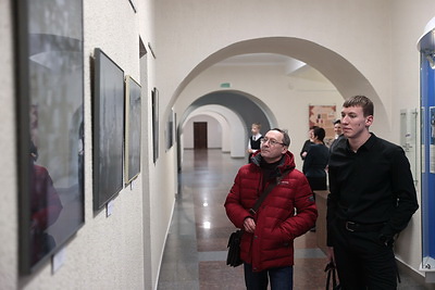 История в фотографиях и пронзающем слове. В Брестской крепости открыли две выставки к юбилею Победы
