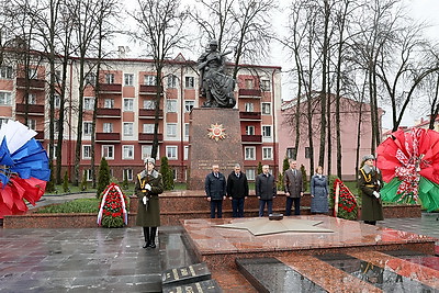 Созидание в единстве и мире. Представители Брянской области почтили память героев Победы в Гомеле