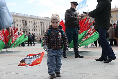 Память живет в сердцах! Народное возложение проходит на Площади Победы