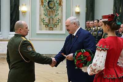 Лукашенко вручил государственные награды и погоны высшему офицерскому составу