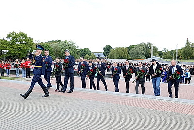 Гигантское знамя Победы развернули в Брестской крепости участники экспедиции \"Непокоренные\"