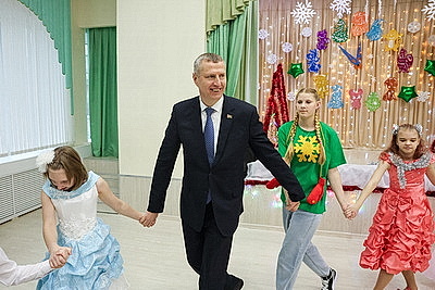 \"Место чудес\". Театрализованный новогодний праздник устроили в Белыничской школе-интернате