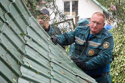 Спасатели продолжают ликвидировать последствия прохождения грозового фронта в Минском районе