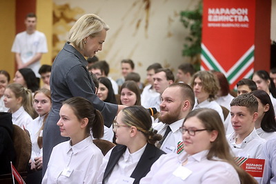 \"НЕскучная НЕлекция\": диалог с молодежью проходит на \"Марафоне единства\" в Лиде