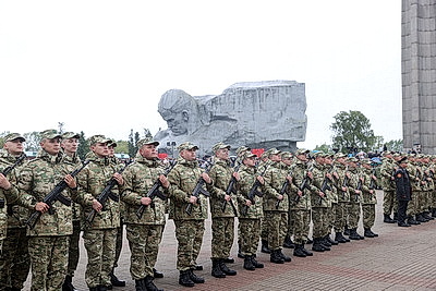 Молодое пополнение пограничников и военнослужащих внутренних войск приняли присягу в Брестской крепости