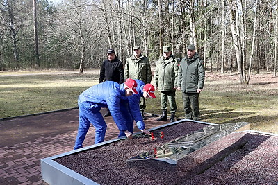 Сотрудники Госсекретариата провели субботник на территории мемориала в Столбцовском районе