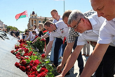 Народное возложение цветов прошло у монумента Победы в Минске