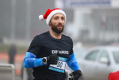 Нарядные, бодрые, счастливые. Более 300 человек вышли на старт Новогоднего забега в Бресте