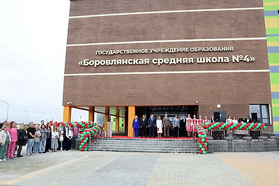Современная и просторная. Новая школа в Боровлянах на 1 тыс. мест приняла первых учеников