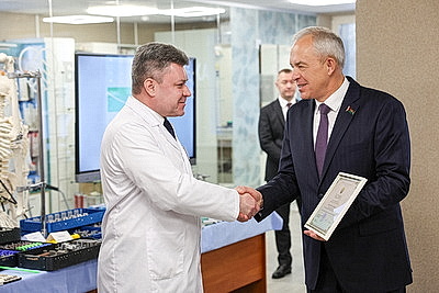 \"Здесь работают настоящие волшебники\". Сергеенко поздравил детей в РНПЦ травматологии и ортопедии