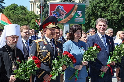 Народное возложение цветов прошло у монумента Победы в Минске