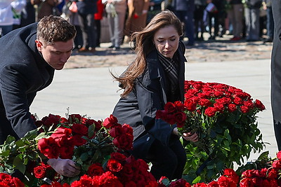 Колокола и людская скорбь. В день памяти Хатыни на мемориале возлагают цветы
