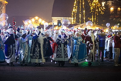 Шествие Дедов Морозов и Снегурочек собрало в Гродно более 700 участников