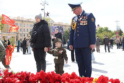 Память живет в сердцах! Народное возложение проходит на Площади Победы