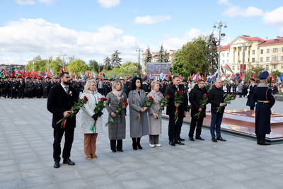 \"Беларусь помнит\": торжественная церемония возложения цветов проходит на площади Победы