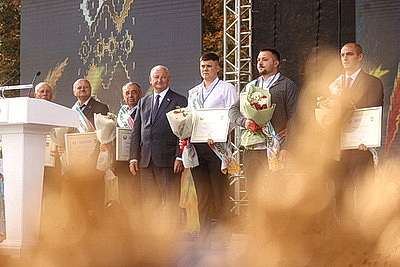 Памятник креветке, выставка караваев и подворий. В Белоозерске проходят \"Дажынкі-2025\"