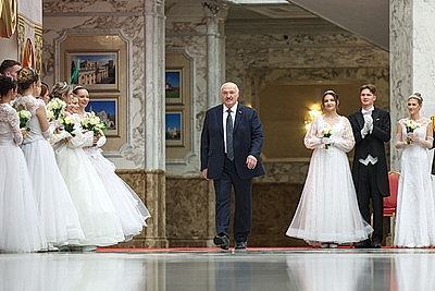 Вальс, кадриль и полонез. Дворец Независимости собрал участников красочного новогоднего бала