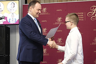 Победителей конкурса видеоблогеров \"Деньги имеют значение\" наградили в Нацбанке