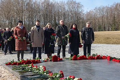 Колокола и людская скорбь. В день памяти Хатыни на мемориале возлагают цветы