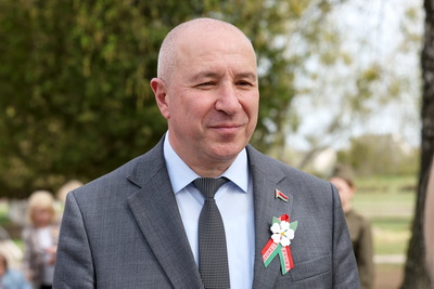 Помня о подвиге: в Свислочи открыли мурал с изображением Николая Массонова и заложили сад Победы