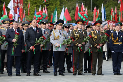 \"Беларусь помнит\": торжественная церемония возложения цветов проходит на площади Победы