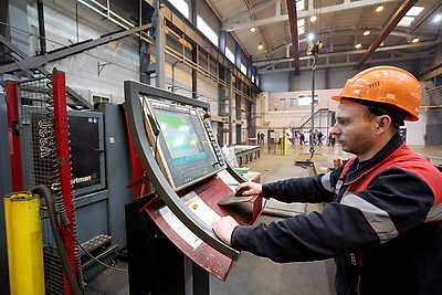 Кочанова ознакомилась с производством металлоконструкций в Новополоцке