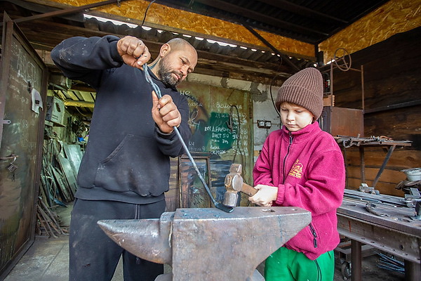 Возродил старинное ремесло. Белорус открыл семейную кузницу