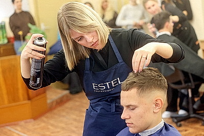 \"Золотые ножницы\" в деле. Более 20 парикмахеров сражаются за победу на конкурсе в Гомеле