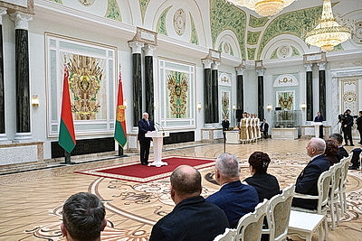 Лукашенко вручил награды заслуженным аграриям Беларуси