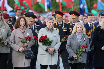 \"Беларусь помнит\": торжественная церемония возложения цветов проходит на площади Победы