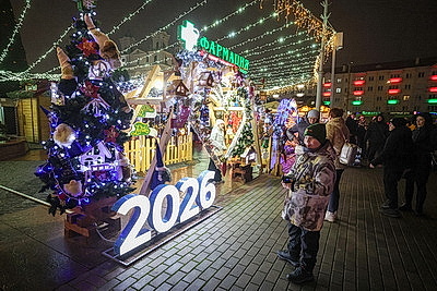 Шествие Дедов Морозов и Снегурочек собрало в Гродно более 700 участников