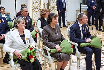 Лукашенко вручил награды заслуженным аграриям Беларуси