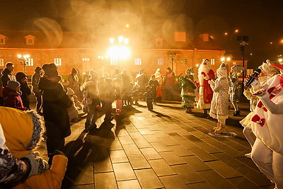 С хороводами, подарками и белорусскими песнями. В комплексе \"Лошицкий\" прошли первые новогодние гуляния