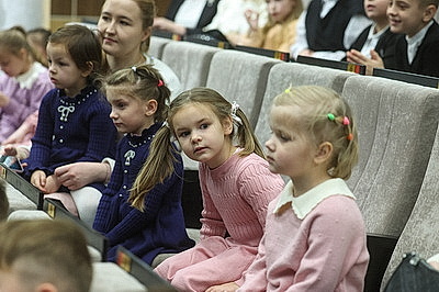 Дед Мороз, подарки и хороводы. 800 детей собрал благотворительный праздник в Гродно