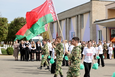 Помня о подвиге: в Свислочи открыли мурал с изображением Николая Массонова и заложили сад Победы