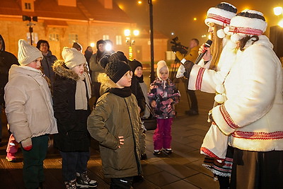 С хороводами, подарками и белорусскими песнями. В комплексе \"Лошицкий\" прошли первые новогодние гуляния